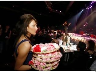 Φωτογραφία για Μίλησε κανείς για κρίση; Δείτε ποιον τραγουδιστή έθαψαν στα λουλούδια!