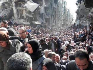 Φωτογραφία για Στην ουρά για φαγητό στη Δαμασκό: Συγκλονίζει η εικόνα για την τραγωδία του συριακού εμφυλίου