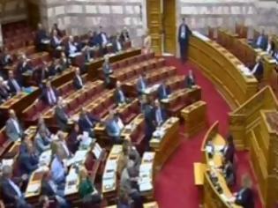 Φωτογραφία για ΧΑΜΟΣ ΤΩΡΑ στην Βουλή: Βουλευτές του ΣΥΡΙΖΑ και του ΠΑΣΟΚ πιάστηκαν στα χέρια!