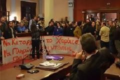 Χαμός στη Ζάκυνθο! Αυγά και γιαούρτια στο Δημοτικό Συμβούλιο! [video]