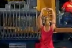 VIDEO: Την έγδυσε ένας εκσκαφέας!