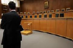 Βρετανός υποδύθηκε τον δικηγόρο για να υπερασπιστεί τον κατηγορούμενο φίλο του