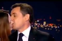 Απολύθηκε για το φιλί Σαρκοζί-Κάρλα