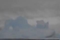 VIDEO: Εντυπωσιακή έκρηξη παγόβουνου σε απόσταση αναπνοής από τουρίστες