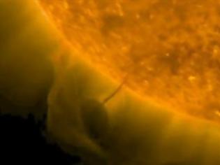 Φωτογραφία για Μυστηριώδες αντικείμενο στην επιφάνεια του Ηλίου - ΔΕΙΤΕ ΤΟ ΒΙΝΤΕΟ