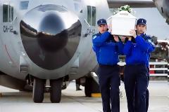 Προσγειώθηκε το πρώτο C-130 με τις σορούς των θυμάτων