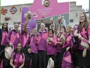 Φωτογραφία για Σάλος για τις ροζ στολές των εθελοντών των Ολυμπιακών Αγώνων του Λονδίνου