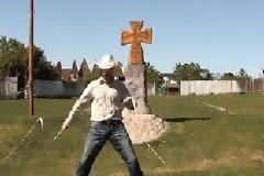 Εκπληκτικός Cowboy παίζει φυσαρμόνικα με τη συνοδεία δύο μαστιγίων! [video]