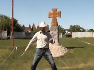 Φωτογραφία για Εκπληκτικός Cowboy παίζει φυσαρμόνικα με τη συνοδεία δύο μαστιγίων! [video]