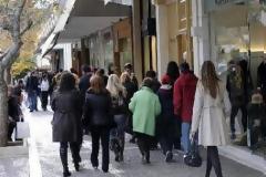 Guardian: «Στην Ελλάδα της κρίσης εξακολουθούν να αγοράζουν Prada»
