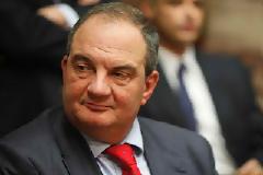 Τους στηρίζει...