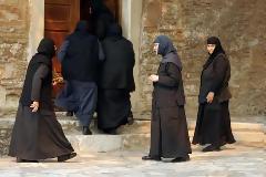 Οι... λεπτοί μοναχοί και οι παχουλές καλόγριες!