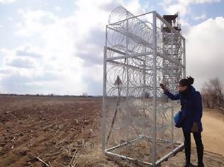 Φωτογραφία για Ξέφραγο αμπέλι τα σύνορα της χώρας...Το μόνο που φτιάξαμε στον Έβρο ήταν ένα… ομοίωμα του φράχτη!