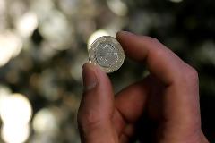 Νέο «ψαλίδι» τους μισθούς θέλει η τρόικα