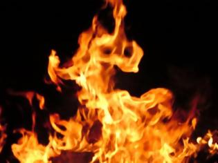 Φωτογραφία για ΣΟΚ: Κάηκε ζωντανή για να μη γίνεται βάρος στα παιδιά της!