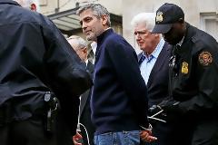Δείτε σε video την στιγμή της σύλληψης του George Clooney...