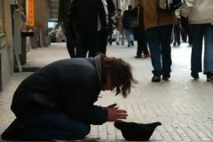 Ανάγκαζαν νεαρές κοπέλες να ζητιανεύουν
