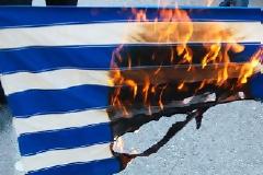 Έκαψαν Ελληνική σημαία!