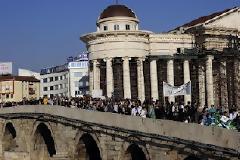 Μεγάλη διαδήλωση υπέρ της ειρήνης στα Σκόπια