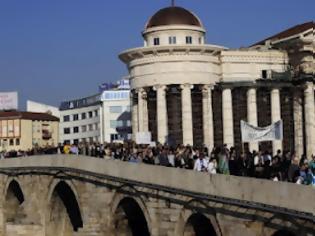 Φωτογραφία για Μεγάλη διαδήλωση υπέρ της ειρήνης στα Σκόπια
