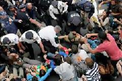 Συλλήψεις δεκάδων διαδηλωτών του κινήματος Occupy Wall Street...