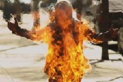 Ολοκαύτωμα 81χρονης στην Ελλάδα του Μνημονίου για να ζήσουν τα παιδιά της...