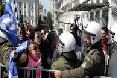 25 Μαρτίου: Η ΕΛ.ΑΣ. θα ψάχνει τις τσάντες για αβγά και γιαούρτια!