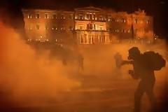 Καρέ καρέ η λεηλασία καταστημάτων τη 