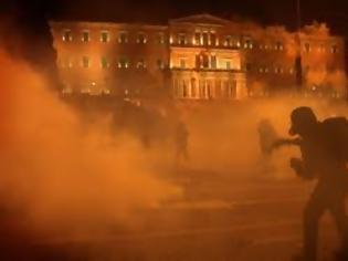 Φωτογραφία για Καρέ καρέ η λεηλασία καταστημάτων τη μαύρη νύχτα της Αθήνας