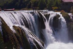 Ριψοκίνδυνες βουτιές από καταρράκτες! [video + φωτο]