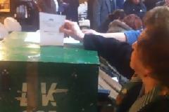 Με τα ρόπαλα πήγαν σε εκλογικό κέντρο στα Βριλήσσια