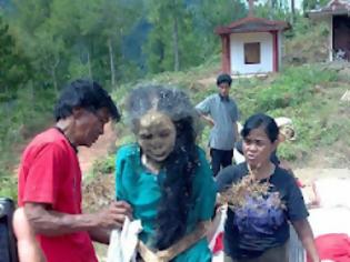 Φωτογραφία για Ζωντανοί-νεκροί στην Ινδονησία! Δείτε την φωτογραφία που έκανε τον γύρο του διαδικτύου! (φώτο)