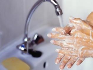 Φωτογραφία για Εσείς πλένετε τα χέρια σας όταν μπείτε σε ασανσέρ;