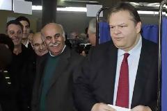 Πανωλεθρία! Ούτε 10.000 η συμμετοχή των πασόκων. Στέλνουν οικονομικούς μετανάστες στις ουρές για μπούγιο...
