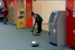 VIDEO: Απίστευτη γκάφα με καθαρίστρια που δεν ξέρει να σκουπίζει!