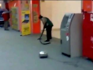 Φωτογραφία για VIDEO: Απίστευτη γκάφα με καθαρίστρια που δεν ξέρει να σκουπίζει!