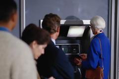Διαψεύδει η Τράπεζα της Ελλάδος περί ορίου ημερησίων αναλήψεων