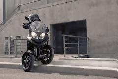 QUADRO 350D: Το επαναστατικό 3τροχο που οδηγείται με δίπλωμα αυτοκινήτου