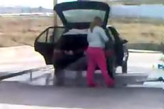 VIDEO: Ξανθιά γυναίκα και αμάξι δεν πάνε μαζί!