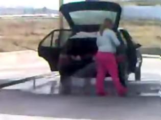 Φωτογραφία για VIDEO: Ξανθιά γυναίκα και αμάξι δεν πάνε μαζί!