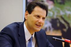 Εγκαταλείπει την Ντόρα ο Σκυλακάκης