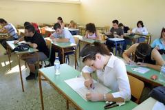 Αναγνώστρια διαμαρτύρεται για την δημόσια εκπαίδευση