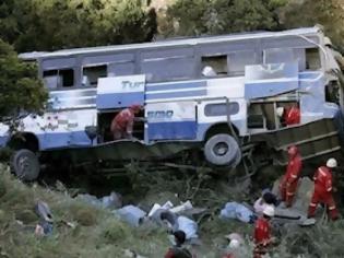 Φωτογραφία για ΣΟΚ - Δώδεκα φοιτήτριες Νεκρές απο πτώση λεωφορείου στον Γκρεμό