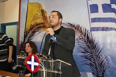 Ο πρόεδρος της νεολαίας του ΛΑΟΣ δείχνει το... μεσαίο δάκτυλο σε Άδωνι και Βορίδη!