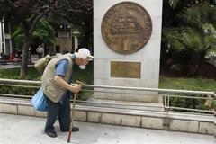 REUTERS: ΟΙ ΕΛΛΗΝΕΣ ''ΝΟΜΙΖΟΥΝ'' ΟΤΙ Η ΕΞΟΔΟΣ ΤΟΥΣ ΑΠΟ ΤΟ ΕΥΡΩ ΕΙΝΑΙ ΜΥΘΟΣ