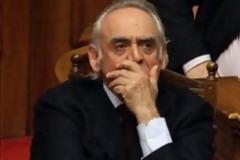 Παραμένει στην… μπουζού