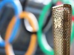 Φωτογραφία για Στιγμιότυπα από τη παράδοση της Ολυμπιακής φλόγας στην οργανωτική Επιτροπή «Λονδίνο 2012» [video]