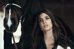 Ποια πριγκίπισσα κάνει modeling για να καλύπτει τα έξοδα των αλόγων της;