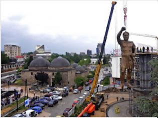 Φωτογραφία για Δεν τους πτοεί τίποτα τους Σκοπιανούς-Σήμερα έστησαν νέο άγαλμα 13 μέτρων με τον Φίλιππο!