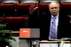 “Φτιάξτε έναν περιφραγμένο χώρο και βάλτε μέσα όλες τις λεσβίες και ομοφυλόφιλους” [Βίντεο]